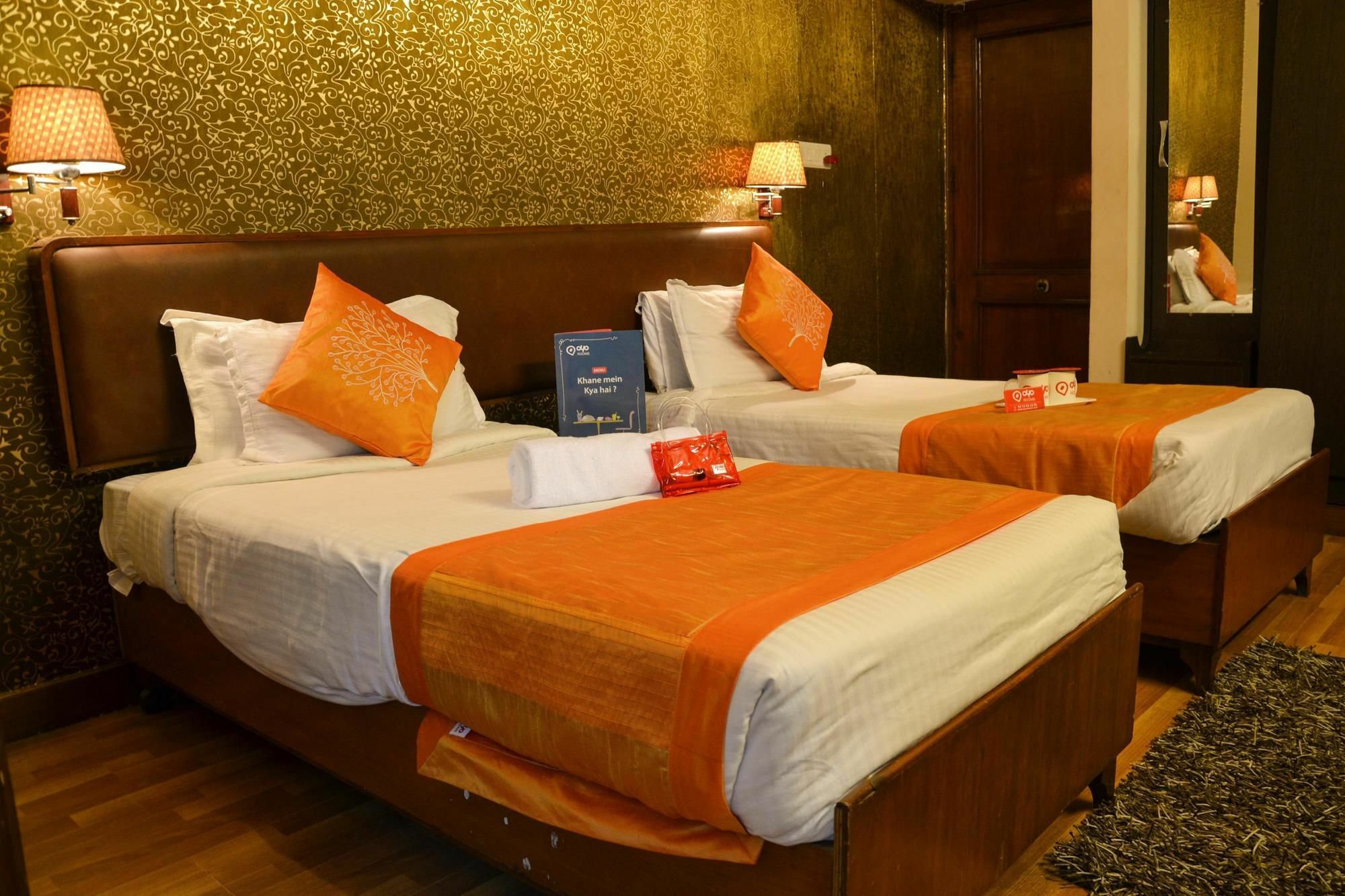 Oyo 1754 Hazratganj Hotel
